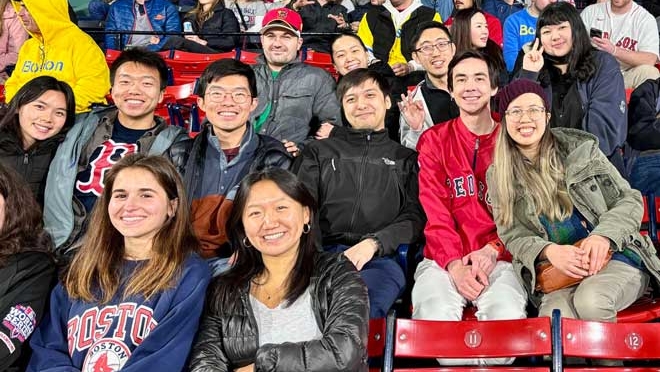 Miembros del Círculo de Bambú en el partido de los Medias Rojas AAPI de 2024.